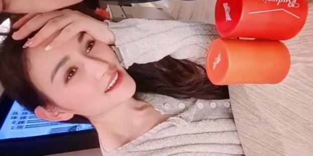 精彩刺激对白“你来大姨妈还叫我搞”，姐夫一边跟姐姐电话一边被口交 Chinese homemade video