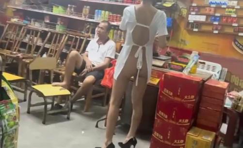 便利店大胆裸露调戏大爷 大爷都看傻了 户外露出天花板女神 Chinese homemade video