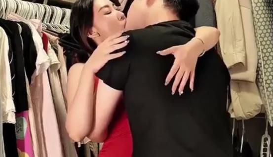 来服装店给女友买衣服，和肉丝老板娘干了起来 Chinese homemade video