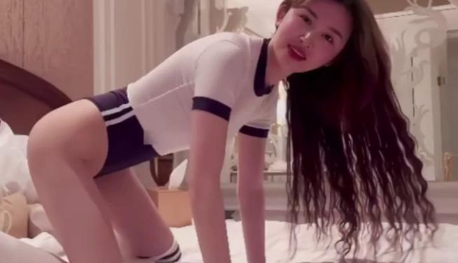 高颜值极品空姐穿上连体服太骚了爆操高潮淫叫 Chinese homemade video