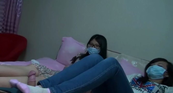 搭讪两位美女到酒店一起给我足交，丝袜和棉袜真是相得益彰！ Chinese homemade video