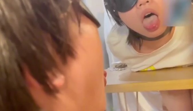 射过一次后，发下她还塞着肛塞，于是就把她屁眼也操了 Chinese homemade video