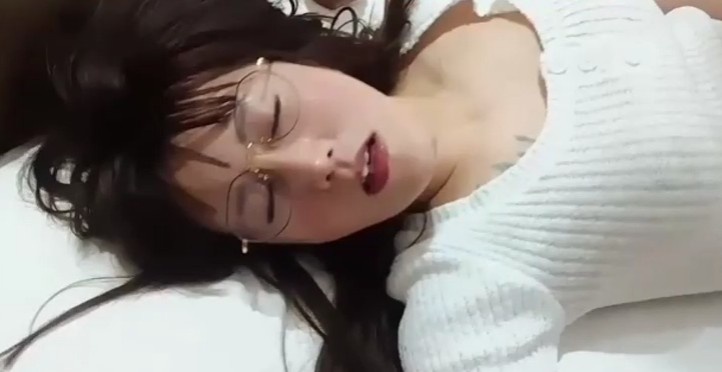 带哥们3p换插抽送眼镜老婆口爆吞精 Chinese homemade video