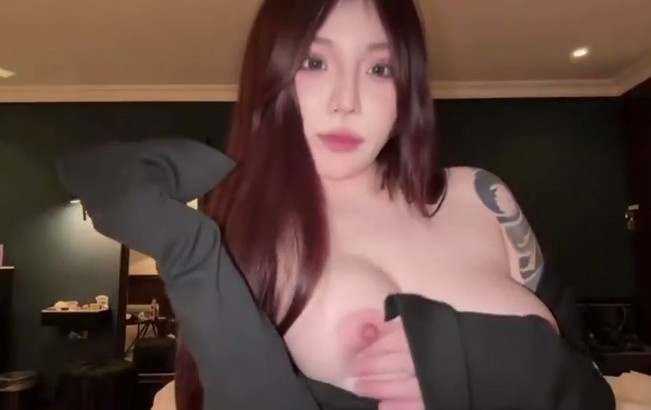 超顶级巨乳翘臀花臂御姐无毛多水鲍鱼 Chinese homemade video
