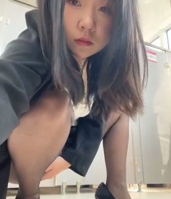 网络调教！远程控制跳蛋插入女大骚逼厕所发骚自慰 Chinese homemade video