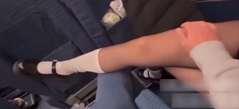 当鸡的vlog第二部接到酒店玩3p，第一次玩还有点小紧张，嘴巴和小穴 Chinese homemade video