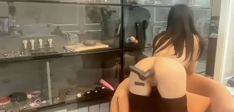 后面展柜的道具这么全吗？最新私拍极品反差露脸女神！时隔两年终于复出了 Chinese homemade video