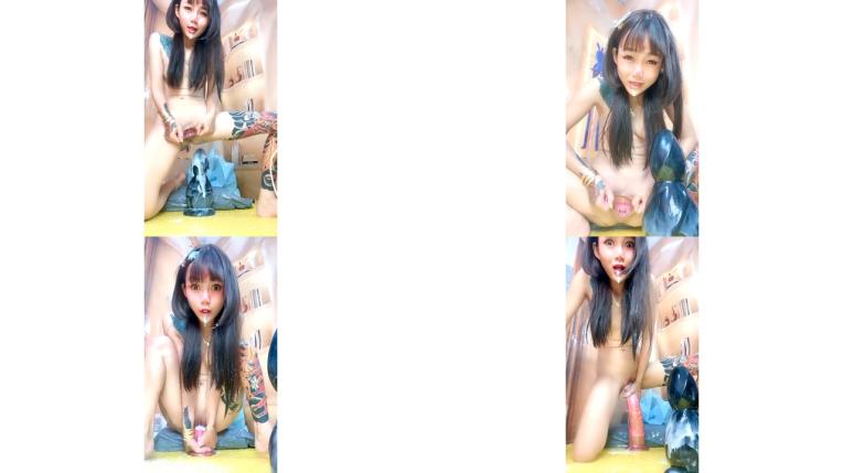 這個就牛逼了，滿身紋身的極品靓妹，顔值很高玩的好嗨，逼逼擴張扯着逼插入超大号道具，又粗又長都能頂到胸