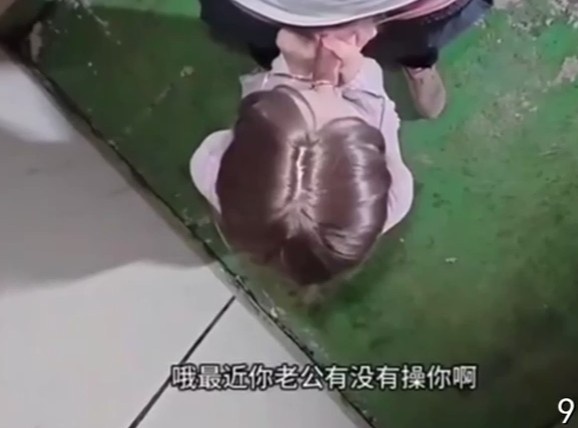 带我去她家顶楼操她，骗她老公出门取快递，让我内射她回去让她老公添哈哈 Chinese homemade video