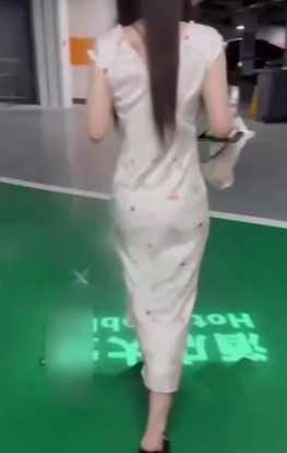 台球助教从停车场干到酒店这也太闷骚了穿着清纯碎花裙内衣内裤居然是豹纹 Chinese homemade video