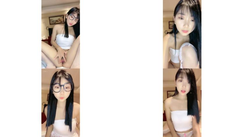 康妹高颜值呆萌眼镜妹 大尺度收费秀看得鸡巴邦硬 喜欢眼镜妹的不要错过