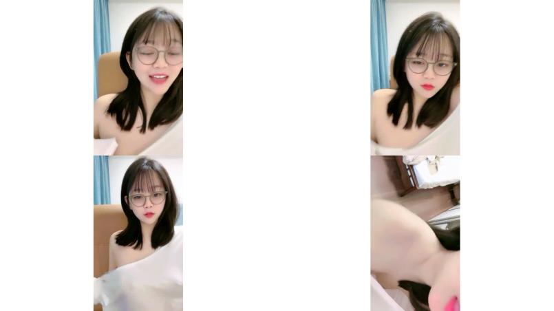 舞蹈系超清纯眼镜嫩妹，翘起大白美臀拍打很q弹，奶头也是粉色柔软奶子，手指后入扣穴，太爽了娇喘呻吟不断