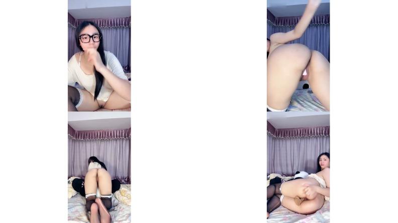 翘挺美乳~！ 粉嫩骚穴特写展示~！最美校花级暑假下海美妙酮体~！害羞得捂脸