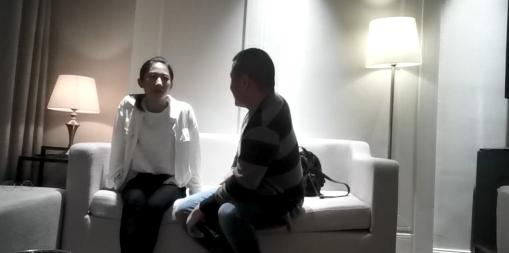 清纯校园女神  眼镜妹书卷气浓 苗条清秀汉堡待发 口交啪啪被大叔干高潮爽呆了