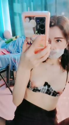 第一美腿175CM顶级大长腿小姐姐 ，开档黑丝高跟鞋假屌后入美臀，椅子腿插小穴，地上骑坐抽插流出白浆