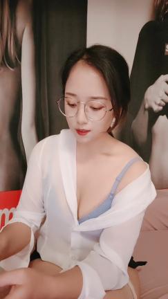 清纯甜美带点性感极品肥臀眼镜骚女，诱人开档黑丝翘起特写，足交扣穴69姿势，骑乘大屁股猛坐，头套男后入撞击