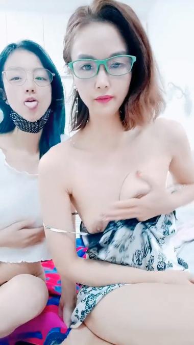妈妈调教女儿  全程露脸清纯可爱又风骚  让妈妈用道具抽插无毛骚穴  浪叫呻吟好多水冒白浆 精彩刺激不断