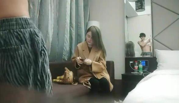 168CM风衣大长腿美女  带开档黑丝袜  自摸肥穴浪叫呻吟  多种姿势持续输出