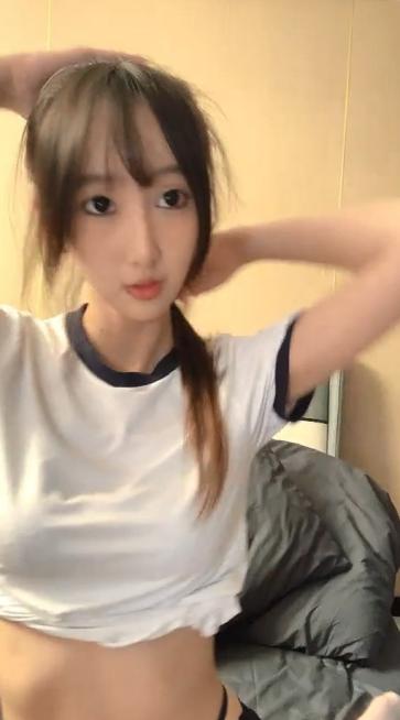 近期全网下海最极品青春漂亮的女神  偶像明星般的9分顶级颜值 大大的眼睛炯炯有神 还有极品长腿高挑的身材