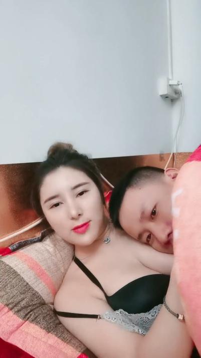 大奶新人好骚全程露脸跟小哥激情啪啪，无毛白虎逼口交大鸡巴让小哥舔逼玩弄，床上床下主动求草浪叫表情好骚