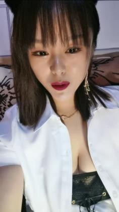 清纯小少妇，玩着奶头激情抽插，浪荡呻吟还陪狼友撩骚精彩刺激不断好骚