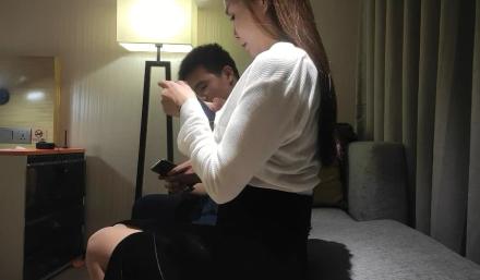 175CM极品美女 完美身材大长腿 揉捏大奶子  翘起屁股口交 埋头舔屌骚的很