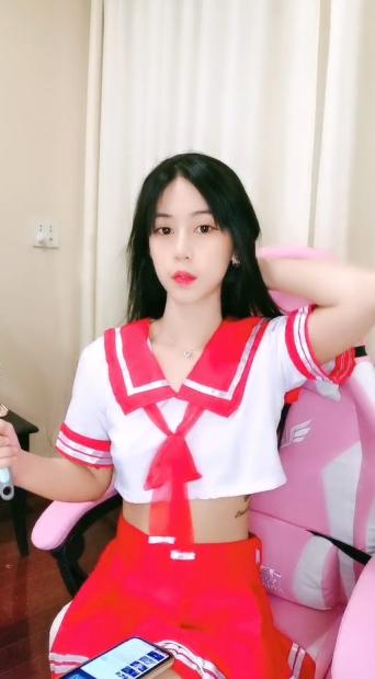 长发飘飘学生制服清纯小妹  满背纹身视觉反差  扎起双马尾吸吮大屌  主动骑乘爆插小穴  操的啊啊直浪叫
