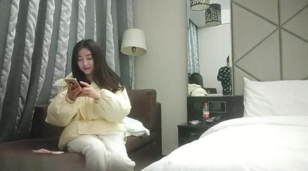 丰乳肥臀骚货  极品肥臀简直完美  休息一天更有劲了  伸进内裤摸逼 老公操我小骚逼