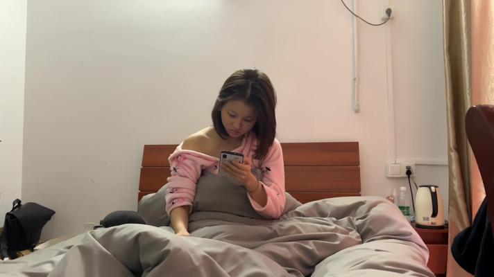 在校大学生小女友  撩起被子掰穴毛毛浓密  翘起双腿埋头舔逼  舔屌吸吮有点生疏  激情爆插搞了两炮