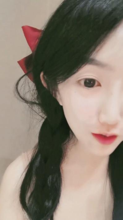 清纯超甜学生妹刚下海  顶级翘臀拨开丁字裤假屌爆  说话嗲嗲淫语骚话 喜欢吃老公的JB 掰开紧致嫩穴 猛捅抽插淫叫