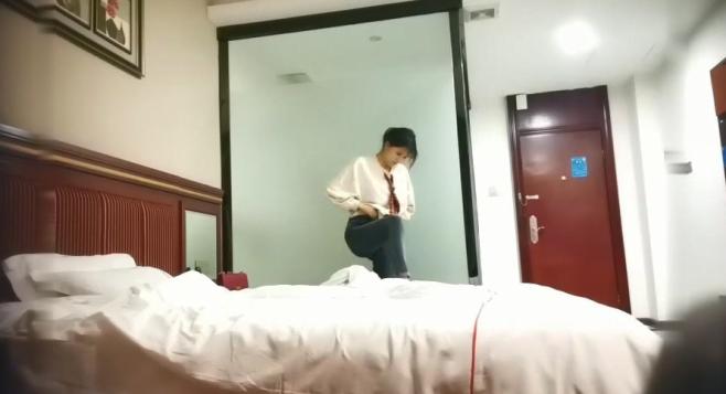 兼职学生嫩妹  让妹先足交一下  吸吮口交活很棒  按着双手正入爆操  翘起屁股对着镜头 后入快速深插