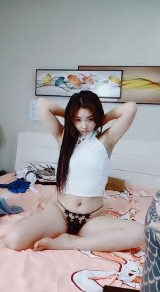 【极品瑜伽教练】人气很高的新下海女神  牛仔裤控必看  女神这一对大长腿真诱惑 圆润翘臀主动求干 射了之后不满足意犹未尽