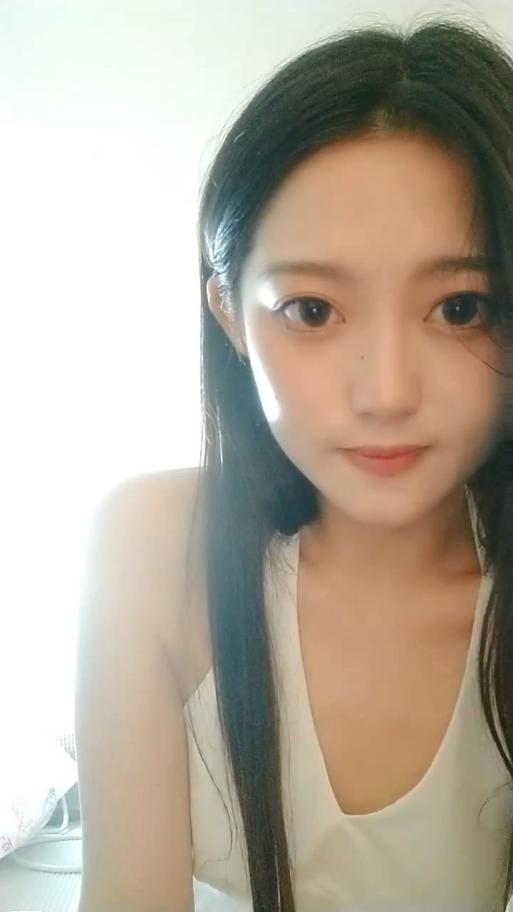 长相清纯可人的极品妹子，脱衣服全裸跳蛋自慰，阴道口流了白浆尽显迷人身材