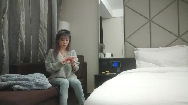 再约牛仔裤美妞  超近视角深喉扣穴  很敏感没搞几下就高潮  后入撞击屁股啪啪声