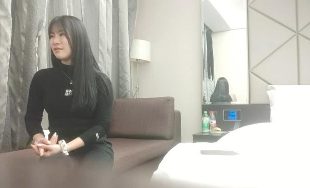 黑衣大奶极品骚女  掏出大屌吸吮  口活非常棒 多毛骚穴埋头舔逼  交叉式深入爆插