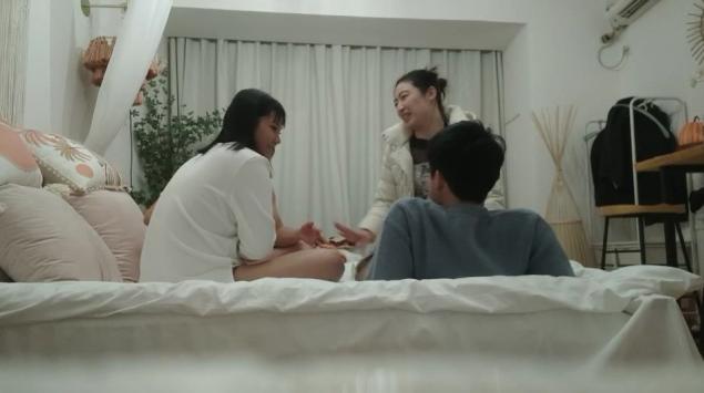 周末约一对夫妻交换4P  下情趣棋完成任务  玩够再开始操  一人一个从床上操到椅子
