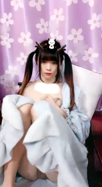 一脸呆萌18双马尾小萝莉  娇小身材白嫩贫乳  撩起睡衣扭动屁股 掰开紧致小嫩穴  超近特写揉搓  里面已经很湿