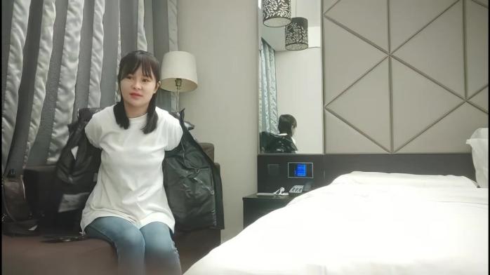 白衣清纯乖巧小妹  舌功一流蹲着猛舔  后入爆操大屁股  奶子直晃动