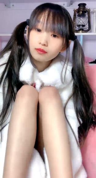刚成年18清纯小萝莉第二天播 双马尾一脸呆萌 纤细美腿白色丝袜 翘起双腿凹凸玻璃棒伺候 年龄不大挺会玩透明屌抽