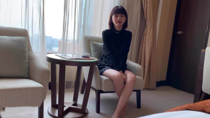 外表清纯短发18学生妹为赚钱拍摄  娇小身材无毛嫩穴  抱在身上扣穴  活力十足操起了带劲  第一视角插入