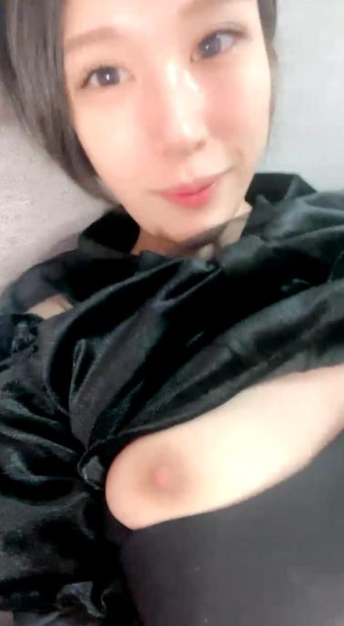 无毛干净小骚逼短发御姐  浴室洗澡湿身诱惑  扒开超紧肥穴  振动棒磨蹭阴蒂 小穴非常敏感  没几下就流出白浆