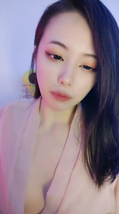 气质御姐真实女同一人单秀 柔软身体瑜伽垫上一字马 多套情趣装换装 从下往上视角扣穴 手法娴熟没几下就流出白浆