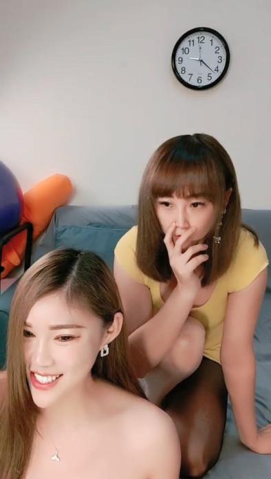 幸福大哥双飞两个极品大奶骚女  颜值高身材好玩的嗨  一起舔弄大鸡巴  让大哥轮流抽插追求快感  还玩弄菊花