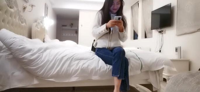 170CM大学生兼职美女  穿上黑丝极品美腿  服务周到舔蛋吸屌  主动骑乘套弄爆操  搞得妹子受不了最后撸射