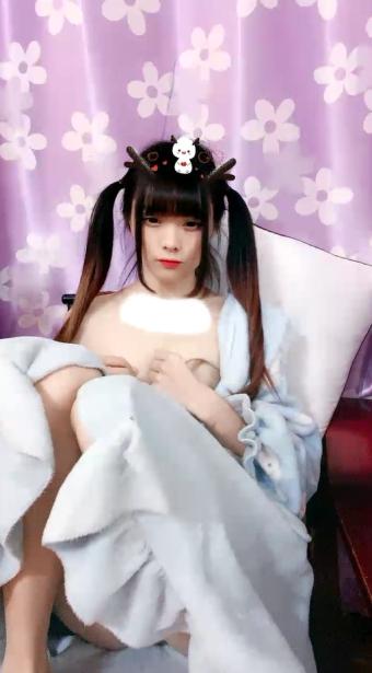 一脸呆萌18双马尾小萝莉  娇小身材白嫩贫乳  撩起睡衣扭动屁股 掰开紧致小嫩穴  超近特写揉搓  里面已经很湿