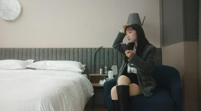 02年乖巧甜美嫩妹  忍不住隔内裤摸穴  穿着高筒靴操逼  翘起屁股猛顶 太舒服娇喘不断