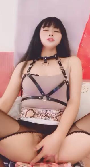 爸爸操我婴儿肥小骚货 ，两根手指就能玩到高潮 ，猛扣多毛小骚逼 ，淫水直流大量喷尿 ，边自慰边说骚话 ，很是淫荡