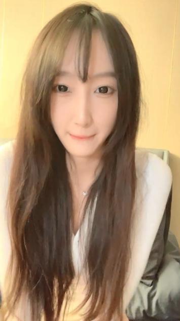 新鲜出炉【泡泡咕】 人气小仙女 明星脸软萌可人  小舌头舔瓶子好灵活  鲍鱼粉的一塌糊涂 特写看小洞洞
