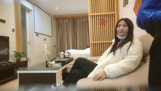 还不错20来岁兼职嫩妹  纤细美腿苗条身材  埋头深喉舔屌 后入抽插骚逼