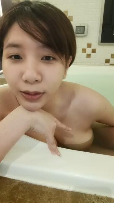 【吴梦梦】台湾妹子  人气女神  一对豪乳涨粉无数  轻车熟路今晚又换了个新男人 浴缸到床上 骚逼不停歇